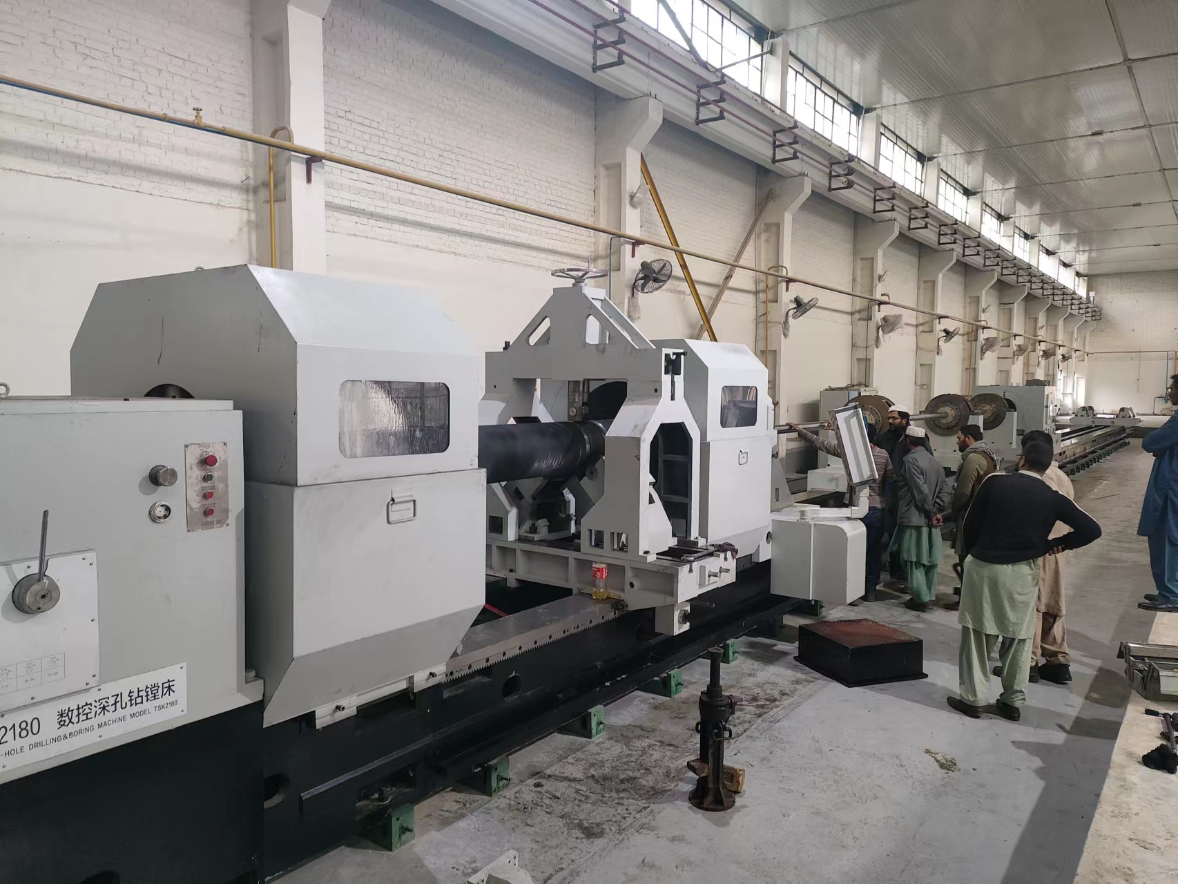 冠鲁安装工程师远赴巴基斯坦安装深孔钻机